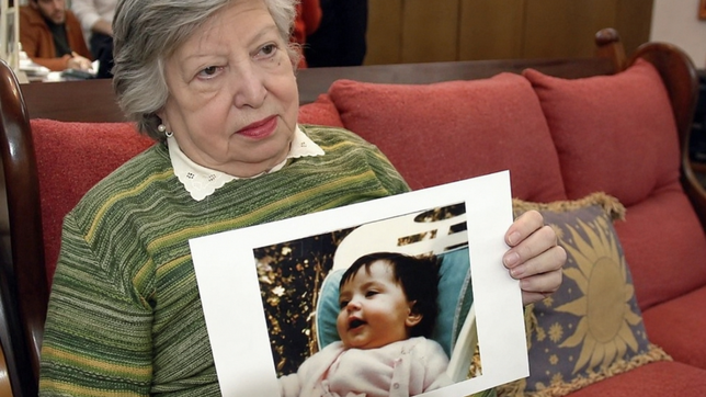 suelta de globos, charla y musica en vivo por los 50 anos de clara anahi mariani, la nieta de chicha