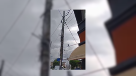 vecinos de los hornos alertan por un poste de luz que se mueve peligrosamente con el viento vecinos de los hornos alertan por un poste de luz que se mueve peligrosamente con el viento