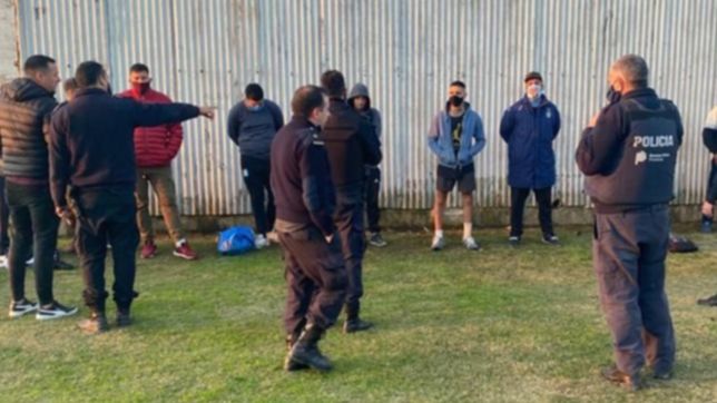 rompieron la cuarentena, entraron a un club de ensenada y armaron un picadito