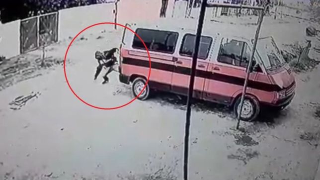 video: a plena luz del dia, destrozo y robo un transporte escolar en la plata