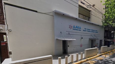 Un platense fue detenido por realizar pintadas en el frente de una de las sedes de AMIA Un platense fue detenido por realizar pintadas en el frente de una de las sedes de AMIA