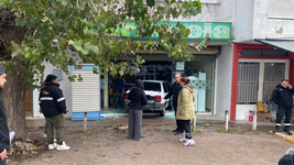 un conductor perdio el control de su auto y destrozo el frente de una farmacia en barrio aeropuerto un conductor perdio el control de su auto y destrozo el frente de una farmacia en barrio aeropuerto