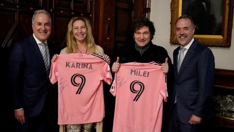 Milei recibió una camiseta firmada por Messi en su encuentro con los dueños del Inter Miami
