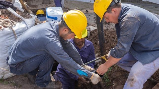 se rompio un acueducto y podria faltar agua en un barrio de la plata