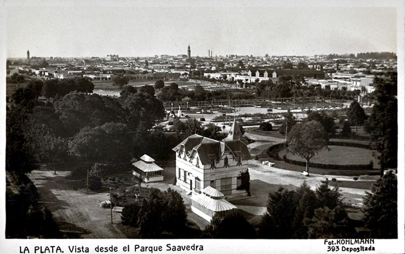 Vista aerea de la casona instalada en el corazón del Parque Saavedra en el marco de la ciudad y su desarrollo a principios de siglo XX