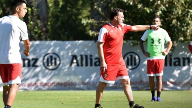estudiantes trabaja por la tarde y queda concentrado para visitar a racing