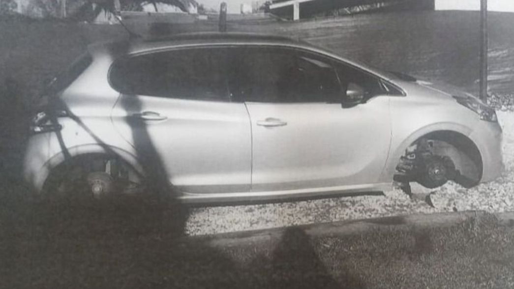 Dijo que le robaron las ruedas del auto pero se quebró y contó que quiso estafar al seguro