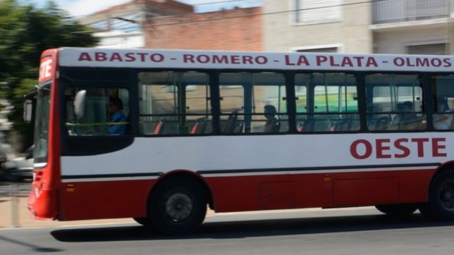 tension en un micro de la plata: un hombre manoseo a una nena de 13 anos y escapo