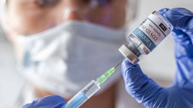 frenaron las pruebas de la vacuna de oxford por posibles efectos adversos