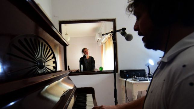 la reinvencion de un profesor de canto de la plata para volver con su taller de canciones