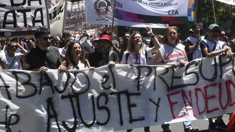 Docentes bonaerenses marcharon por sus salarios, coparon de La Plata y causaron serias demoras en el tránsito Docentes bonaerenses marcharon por sus salarios, coparon de La Plata y causaron serias demoras en el tránsito