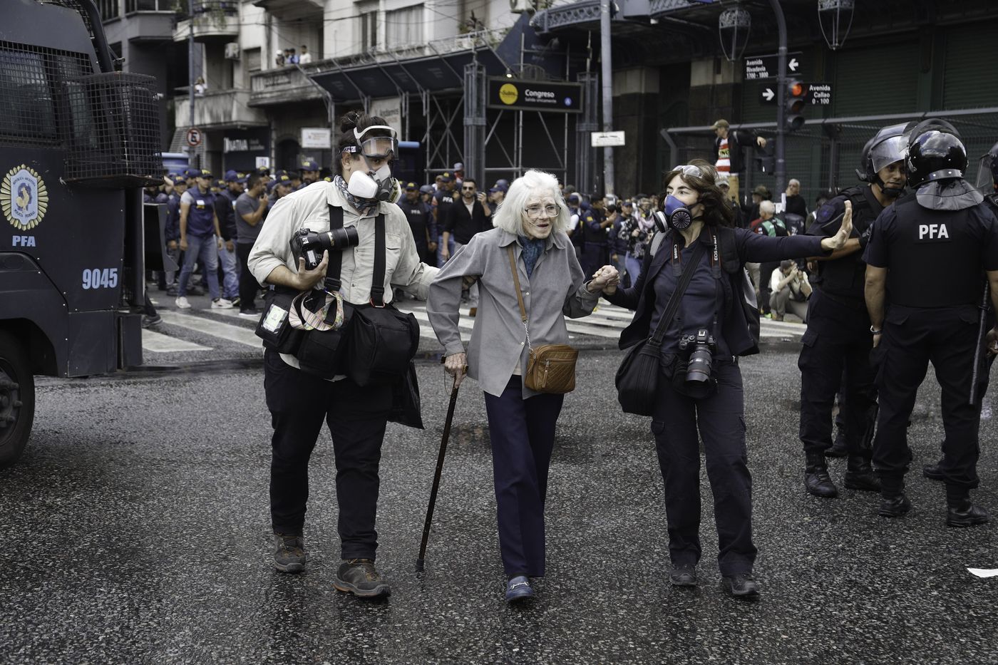 El fotógrafo de La Plata fue abordado por policías luego de cubrir la marcha de jubilados.