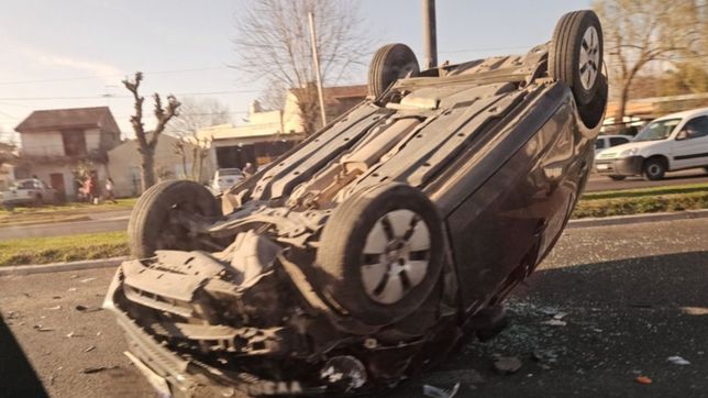 al borde de la tragedia: choque y vuelco en camino centenario con una persona atrapada