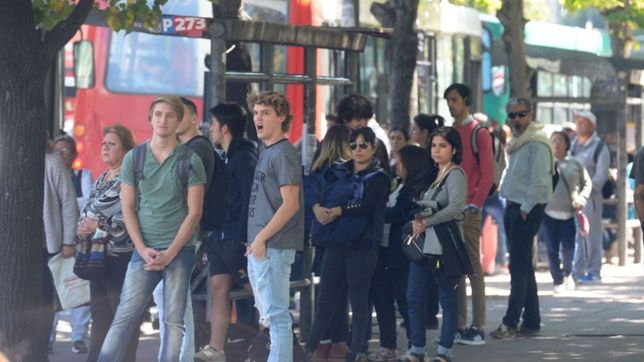 estaba borracho, genero disturbios en una parada de micros del centro de la plata y se peleo con la policia