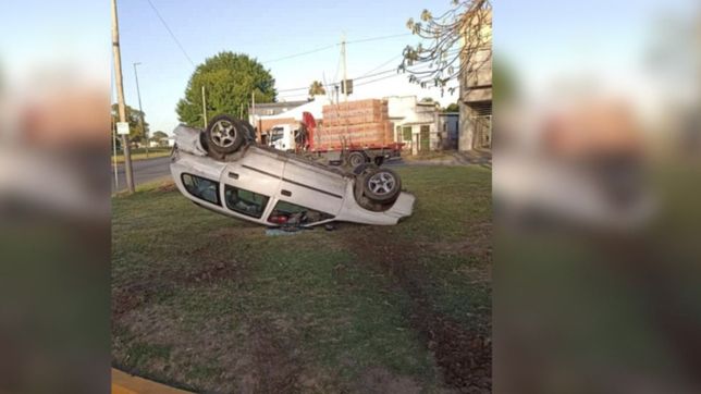 una persona resulto herida tras un espectacular choque y vuelco en la plata