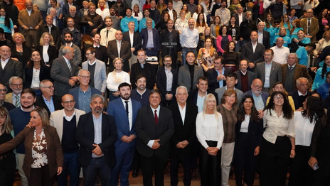 Asumió el nuevo decano y el peronismo gobierna por primera vez en la facultad de Medicina Asumió el nuevo decano y el peronismo gobierna por primera vez en la facultad de Medicina