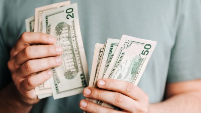 el dolar blue subio 11 pesos, supero un nuevo record y cerro a $283