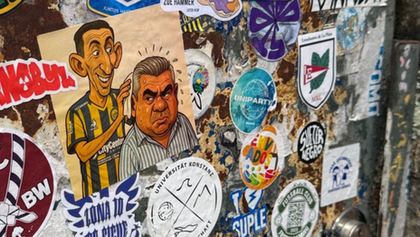 Se hizo viral un sticker de Di María secándole la nunca a Tapia en las calles de Río de Janeiro Se hizo viral un sticker de Di María secándole la nunca a Tapia en las calles de Río de Janeiro