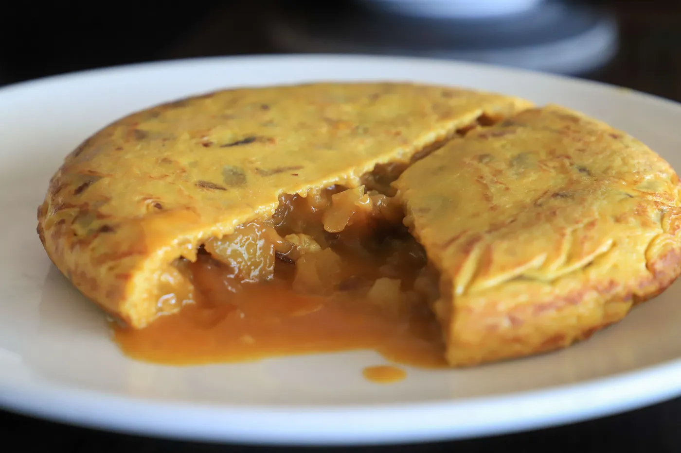 Un hombre comió una tortilla que compró en una confitería de La Plata y murió: creen que sufrió una intoxicación por salmonella