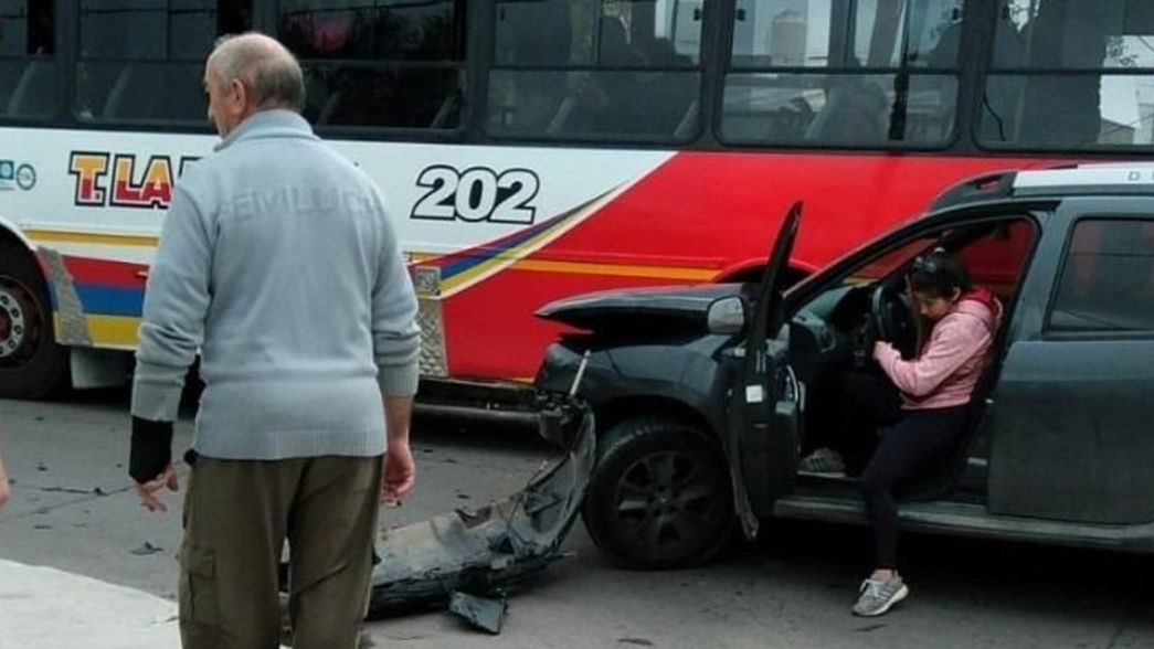 Susto en Berisso por un fuerte choque entre un micro y una camioneta