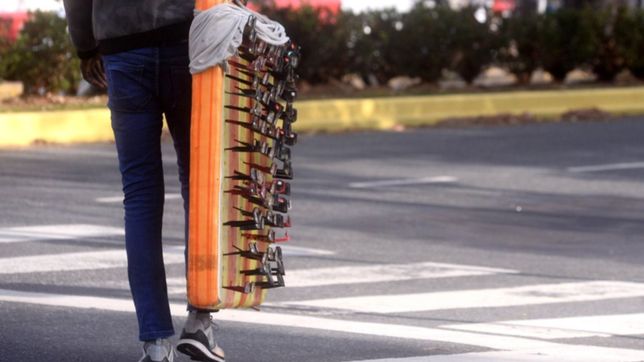 detuvieron a un senegales en pleno centro de la plata por salir a vender