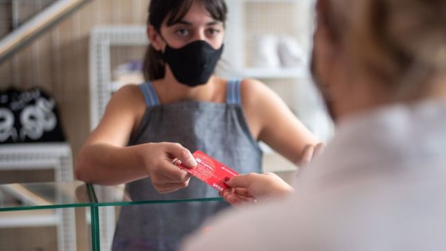 cayeron las compras con tarjeta de credito y el financiamiento en pesos en enero