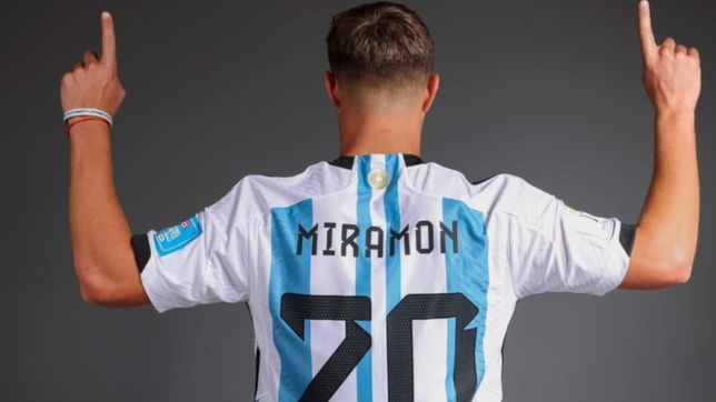 el detalle tripero de ignacio miramon en la foto oficial con la camiseta de argentina