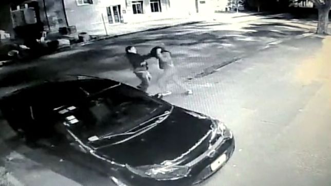 crimen en la plata: la victima recibio 16 punaladas y murio por las heridas en un pulmon