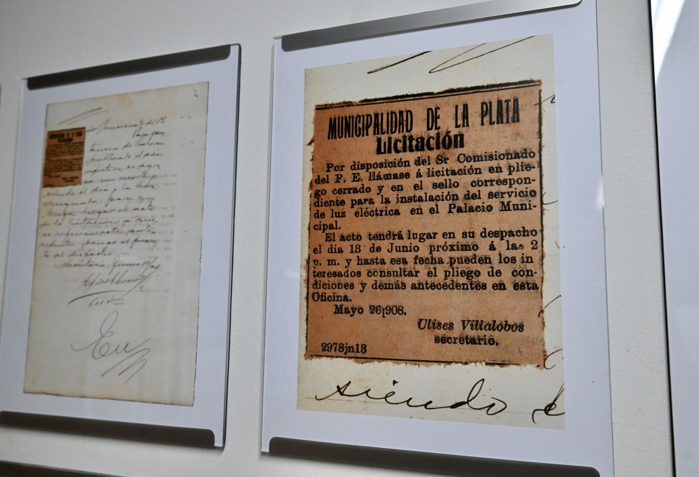 En las paredes de la planta baja del Archivo se aprecian algunos documentos de la época fundacional de La Plata