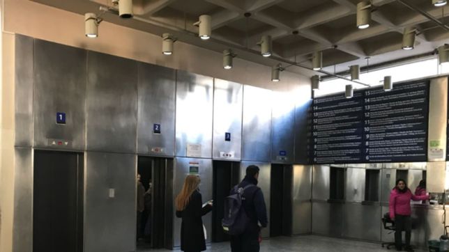 un ascensor cayo al vacio con tres personas adentro