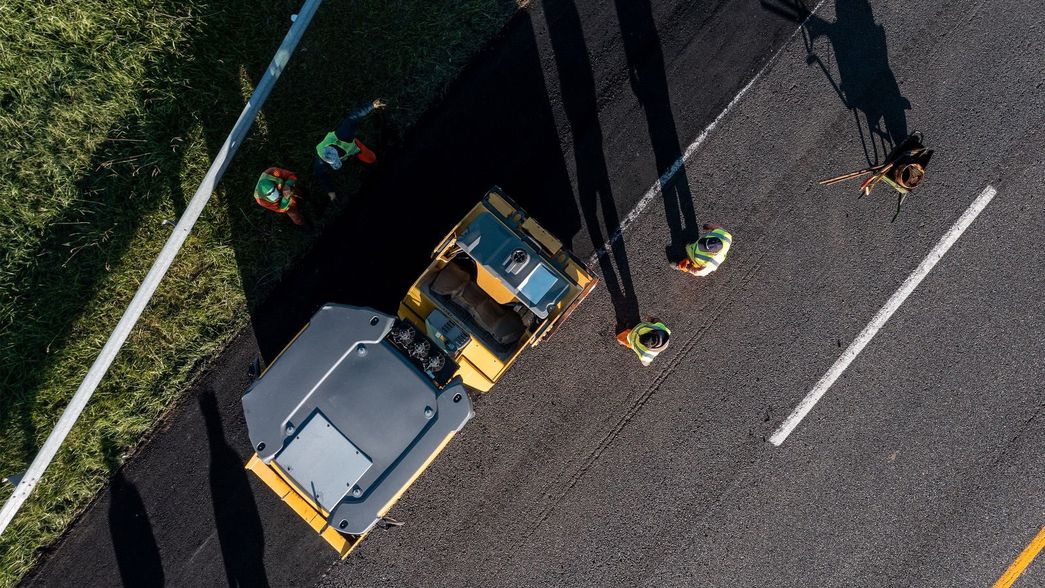Avanzan las obras en la Ruta 2 con tareas de bacheo y señalización