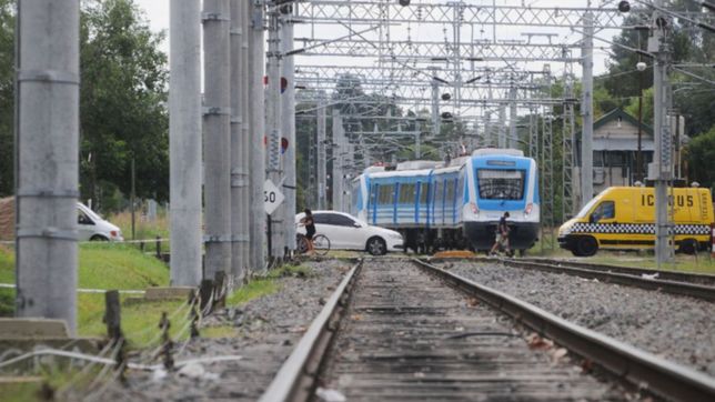 un ciclista fue atropellado por una formacion del tren roca y tuvo que ser internado