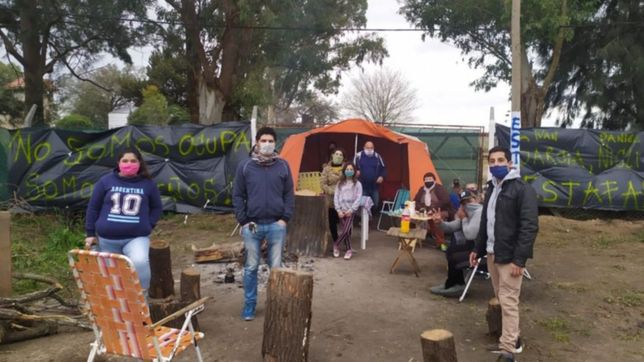 unas 200 familias denuncian estafa inmobiliaria y acampan dia y noche