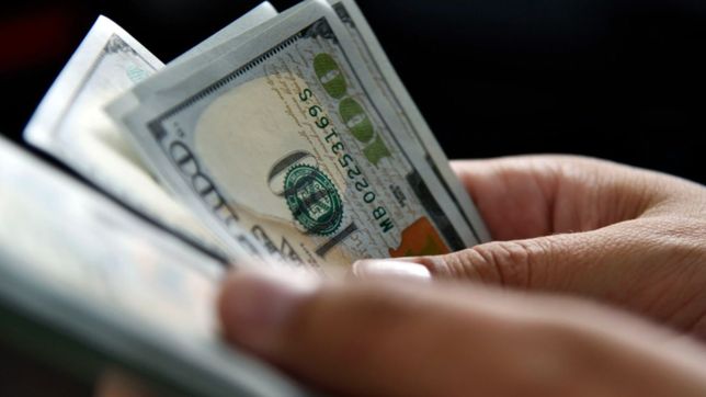 el dolar blue cerro la jornada con una suba de $10 y volvio a romper el record