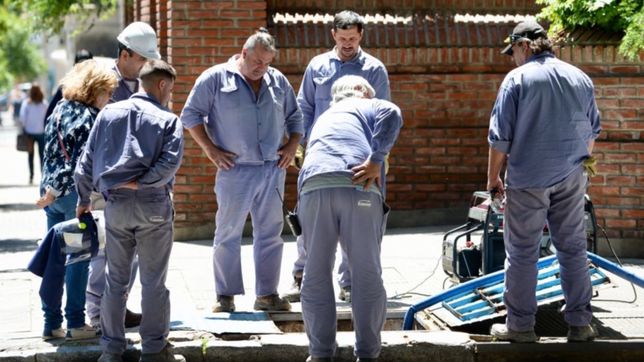 alerta en la plata por ladrones disfrazados como trabajadores de edelap, absa y camuzzi
