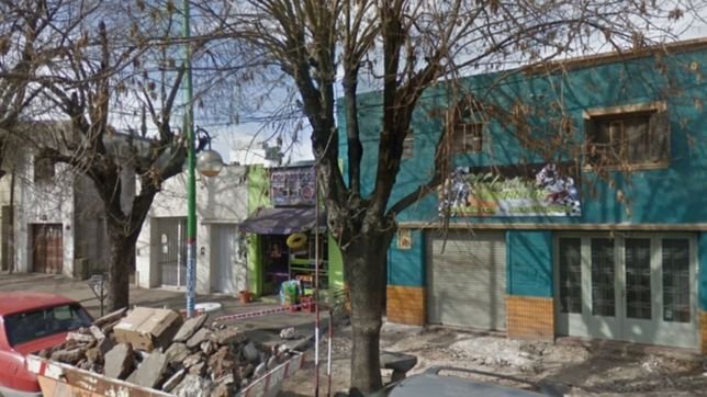 voraz incendio en los hornos: ardio una casa de repuestos para motos