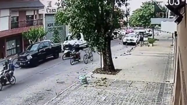 video: cinco ladrones en moto asaltaron a vecinos en pleno centro de los hornos