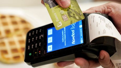 Una mujer robó los datos de la tarjeta de una compañera para hacer compras y terminó detenida en La Plata Una mujer robó los datos de la tarjeta de una compañera para hacer compras y terminó detenida en La Plata