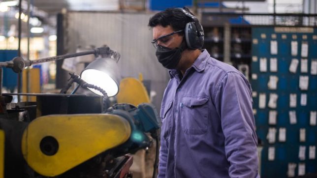 el gobierno analiza adelantar la suba del salario minimo y otorgar una suba fija