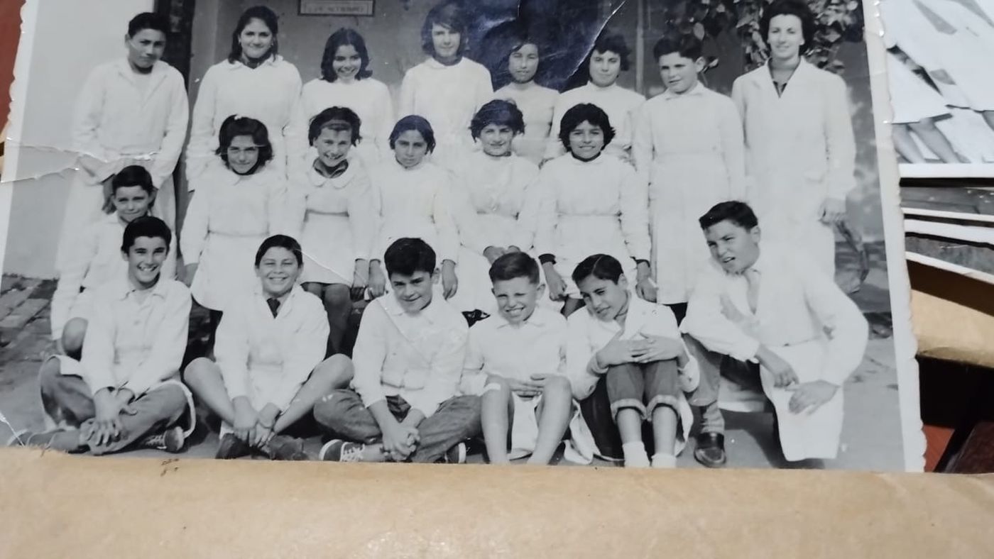 Estela, de joven, posando junto a sus alumnos. 
