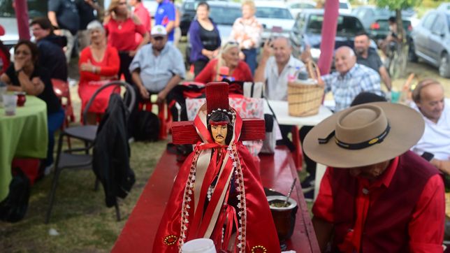 miles de fieles participaron en la plata de la tradicional celebracion del gauchito gil