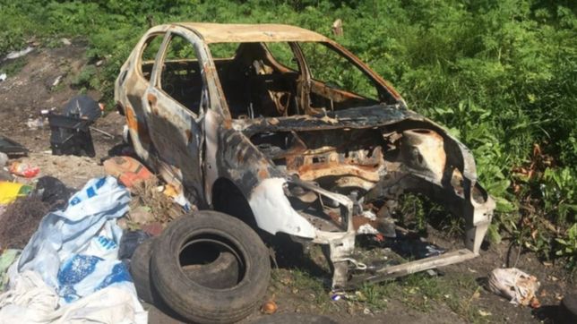 una calle de los hornos se convirtio en un impresionante basural de autos quemados