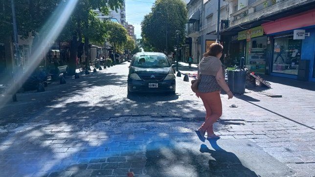 quejas de automovilistas de la plata por un bache que atraviesa calle 8 y rompe los autos