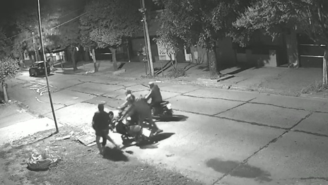 Cuatro motochorros sorprendieron a un vecino de La Plata, le robaron la moto y escaparon Cuatro motochorros sorprendieron a un vecino de La Plata, le robaron la moto y escaparon