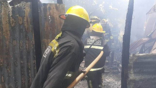un incendio destruyo una casa de la plata y una familia se quedo en la calle