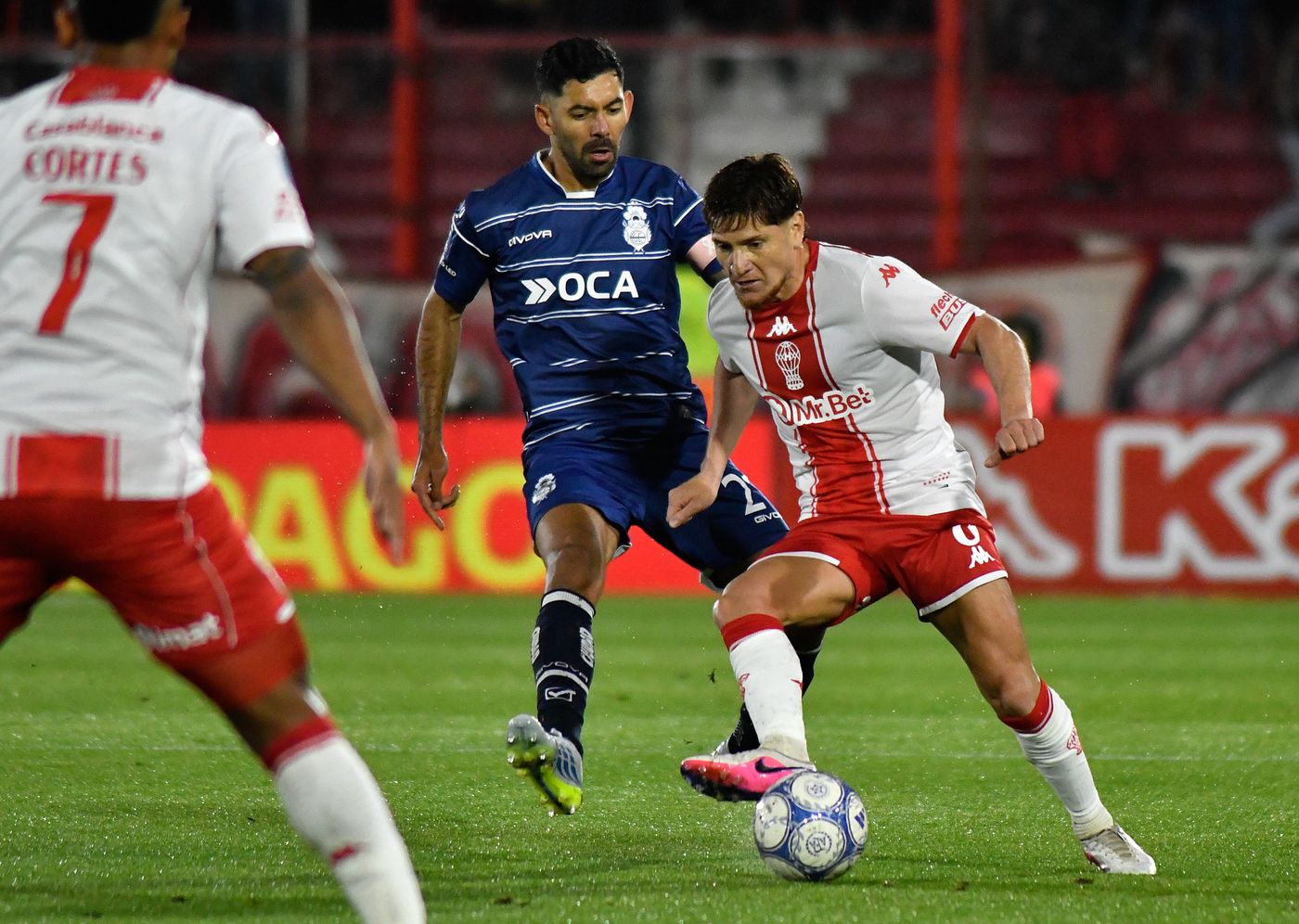 Un pasaje del partido entre Hurac&aacute;n y Gimnasia.