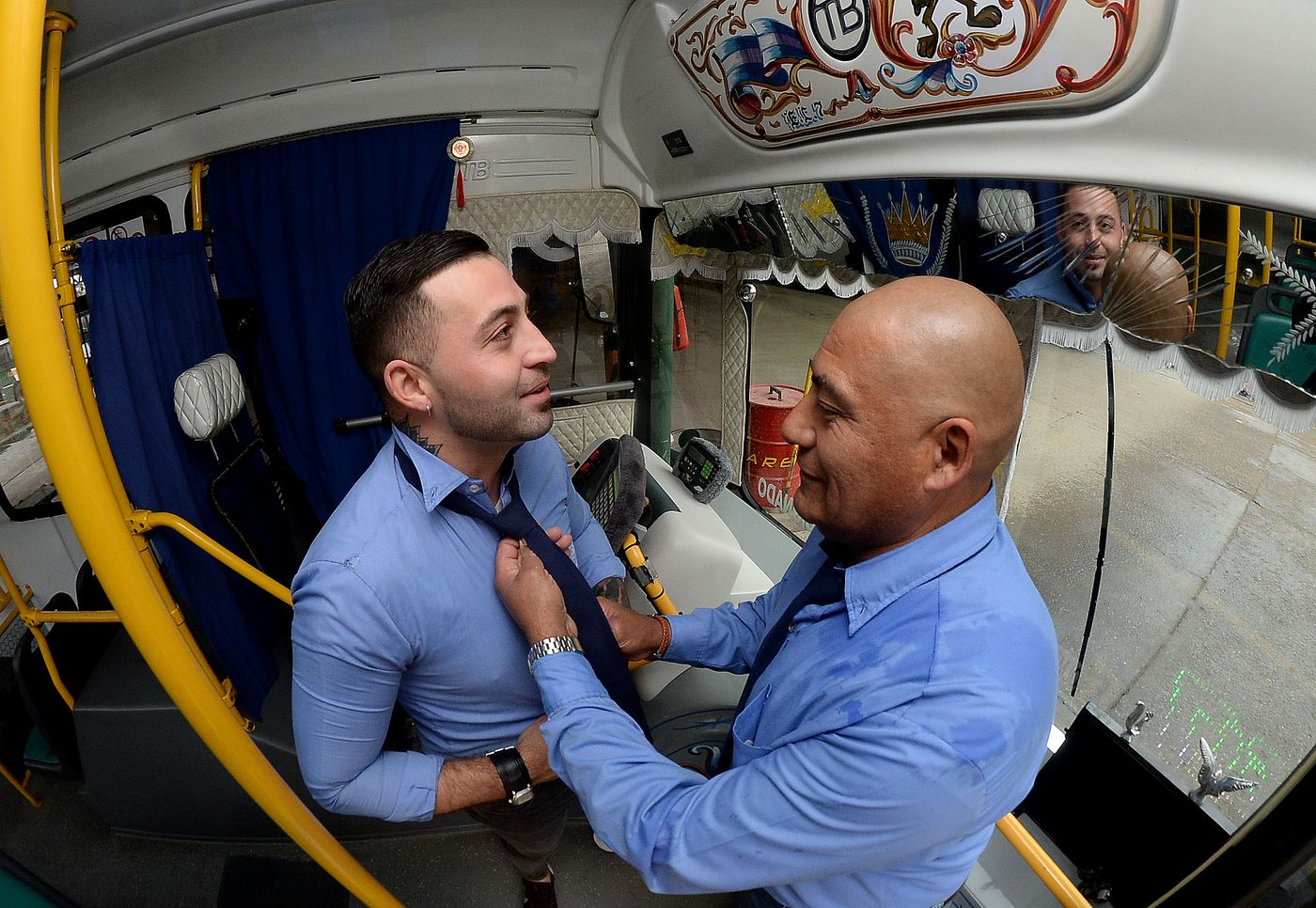El chofer Sebastián Lacuesta junto con Carlos Gómez.