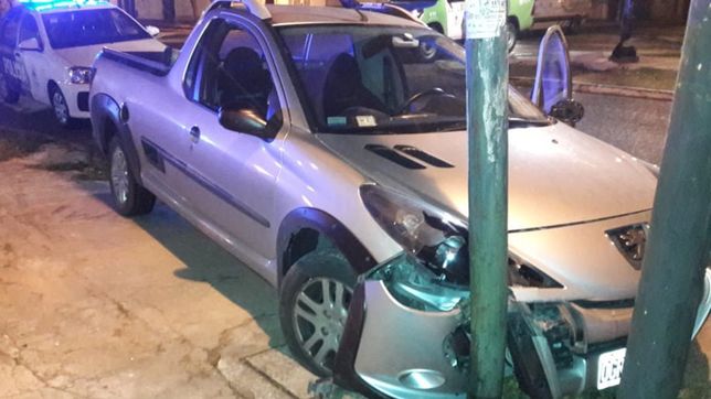 crimen y misterio en 17 y 53: un hombre aparecio con un disparo y su camioneta chocada