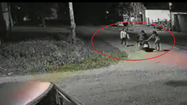 violento ataque de motochorros a una joven de arana que volvia de su trabajo