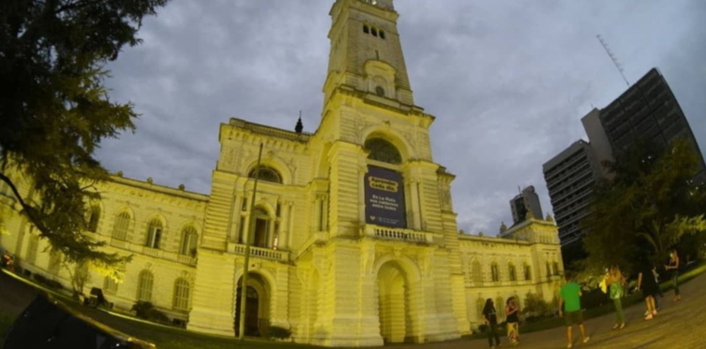 Municipalidad iluminada de amarillo endometriosis